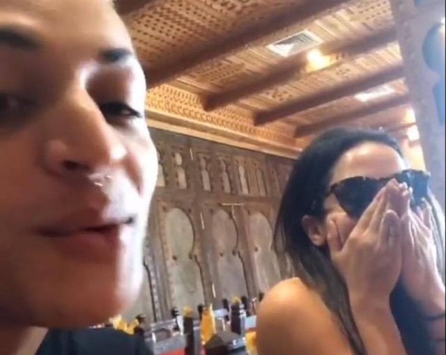 Instagram/ @pabllovittar As duas disseram estar passando fome porque não entendem o cardápio local
