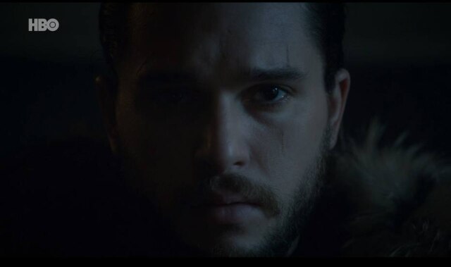 Cena da série 'Game of Thrones' / HBO A famosa teoria que Jon Snow é filho de Lyanna Stark foi 'confirmada' no último episódio da sexta temporada e trouxe alegria para os fãs de 'Game of Thrones'.