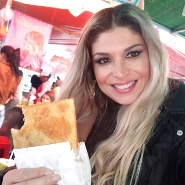 Instagram / @adryanaribeirooficial Adryana Ribeiro com pastel que levou o nome dela.