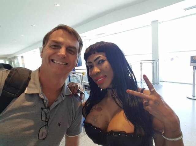 Twitter @isaqwi A personalidade da web Inês Brasil e o político Jair Bolsonaro
