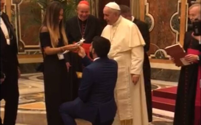 Youtube/ @Edward Pentin Dario Ramírez se ajoelhou para pedir Maryangel Espinal em casamento na frente do Papa Francisco