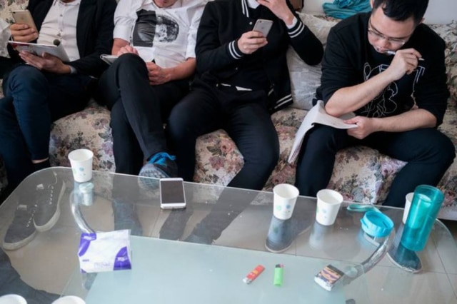 Giulia Marchi/NYT Na China, cresce oferta de escolas de namoro para homens. Aulas vão de como tirar uma foto para perfil a como sorrir.