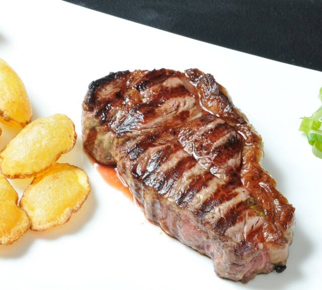 Tadeu Brunelli Bife de Chorizo servido no restaurante