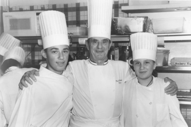 Thomas e Carolina Troisgros, filhos de Claude, com Paul Bocuse em 1993.