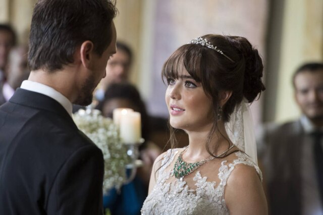 Estevam Avellar / Globo Cena do casamento entre Laura (Bella Piero) e Rafael (Igor Angelkorte), em 'O Outro Lado do Paraíso'.