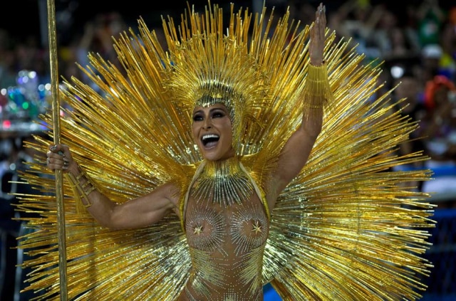 Mauro Pimentel/ AFP Sabrina Sato desfilando pela Vila Isabel, no Rio