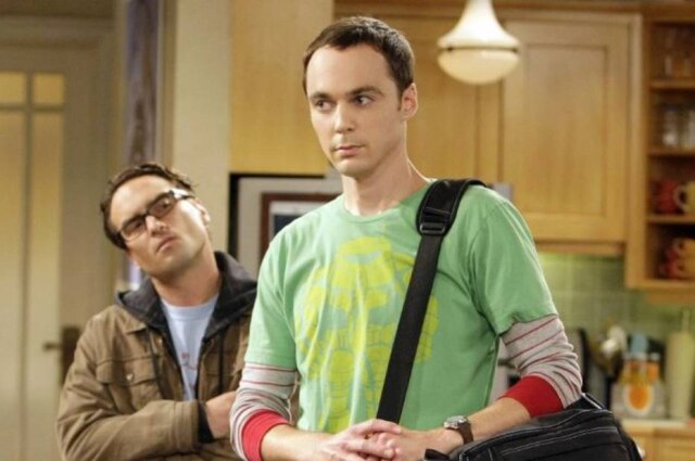 CBS Television / Divulgação Sheldon ao lado de Leonard, em cena da série.