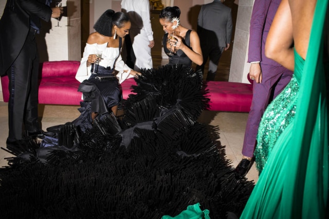 Landon Nordeman/The New York Times Jourdan Dunn e Cassie Ventura durante o baile