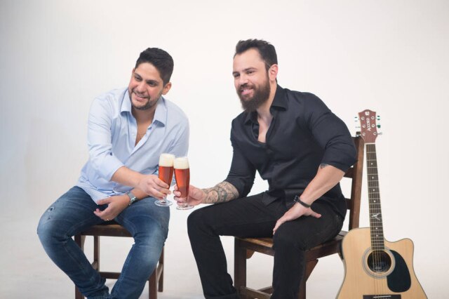 Vitor Vorzal/Divulgação Dupla Jorge & Mateus dá nome a clube de cervejas especiais desenvolvido pela empresa Beer.com.br. Foto: Vitor Vorzal