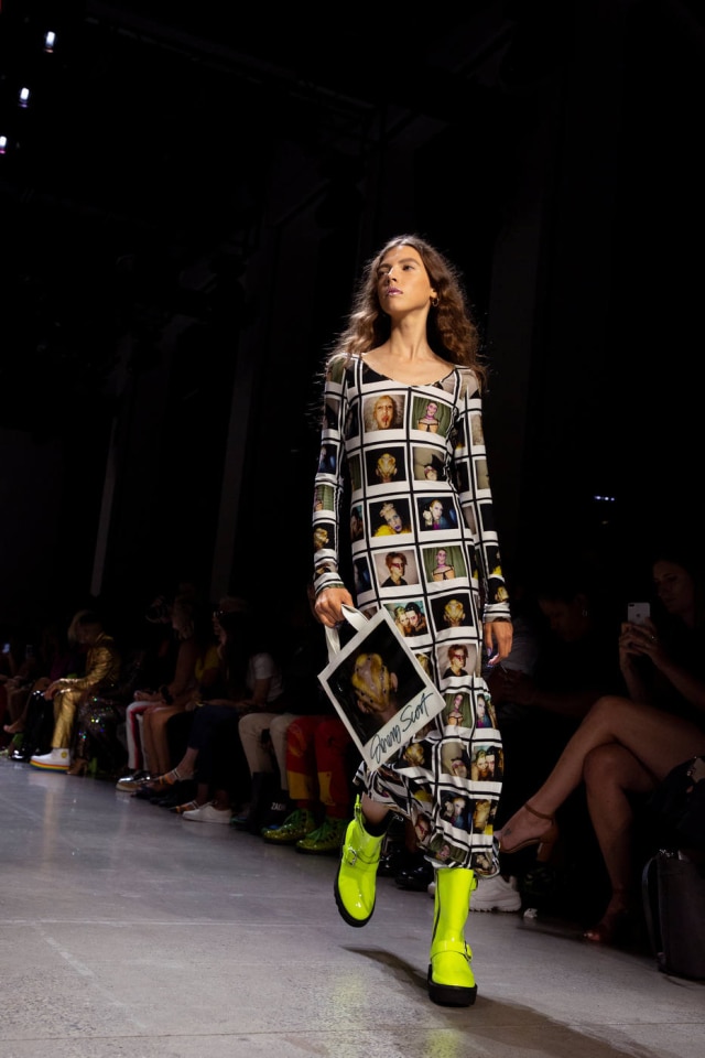 Caitlin Ochs/Reuters Um vestido com reproduções de fotos da juventude do designer, com diferentes cortes e tonalidades de cabelo