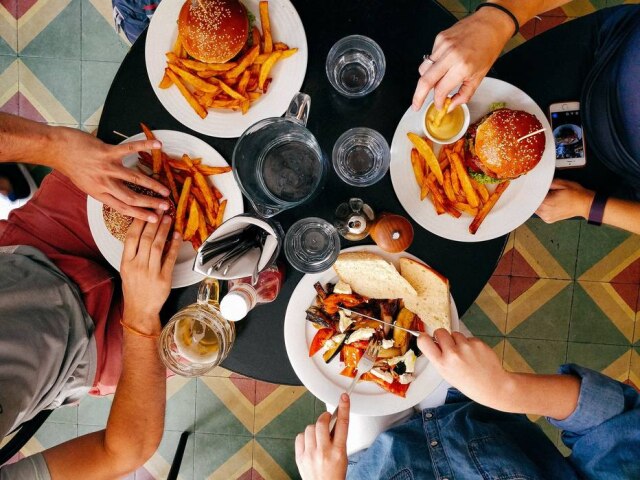 Unsplash Os alimentos gordurosos são os grandes vilões para quem tem refluxo gastroesofágico