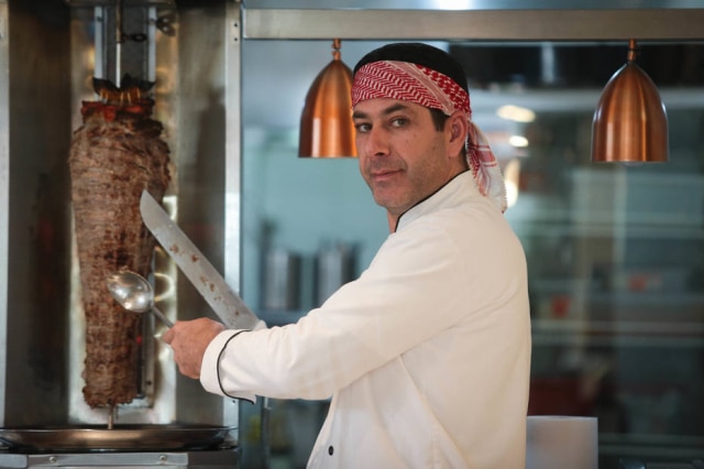 Felipe Rau/Estadão O chef. Mahmoud Ghaloul e o shawarma