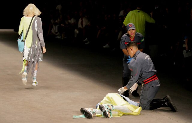 Leco Viana/ Reuters Bombeiros socorrem o modelo Tales Cotta na passarela da SPFW