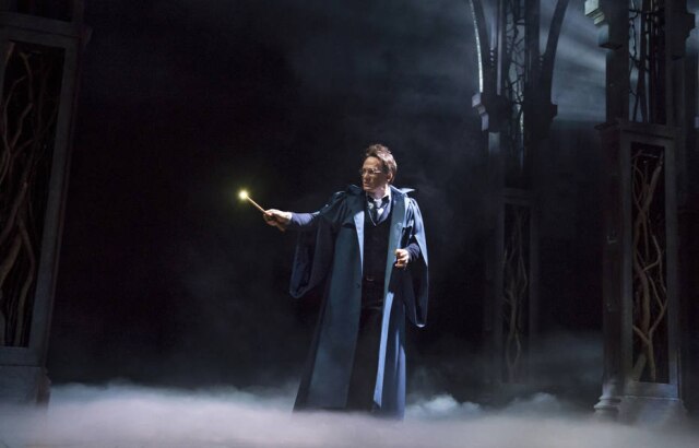 Sara Krulwich/The New York Times O ator e cantor Jamie Parker interpretando Harry Potter na peça de teatro 'Harry Potter e a Criança Amaldiçoada'.