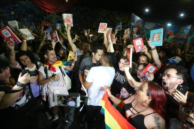 Wilton Júnior / Estadão Manifestantes em protesto realizado na noite de sábado, 7 de setembro, na Bienal do Livro do Rio de Janeiro, contra o prefeito da cidade, Marcelo Crivella (PRB).
