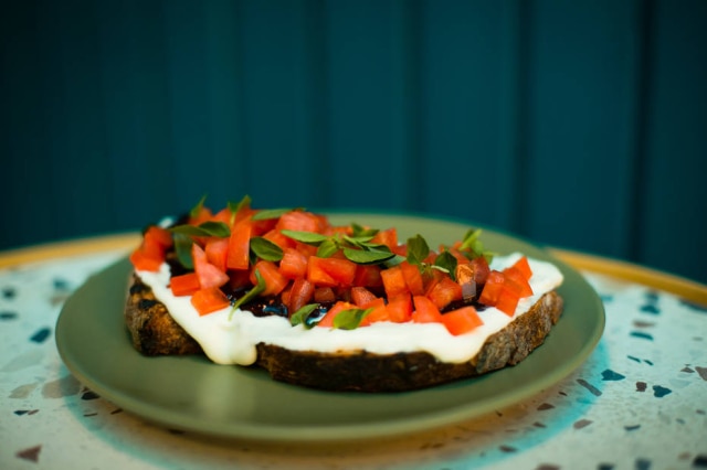 Valéria Gonçalvez/Estadão Toast italiana, com sour cream, tomate e geleia de manjericão.
