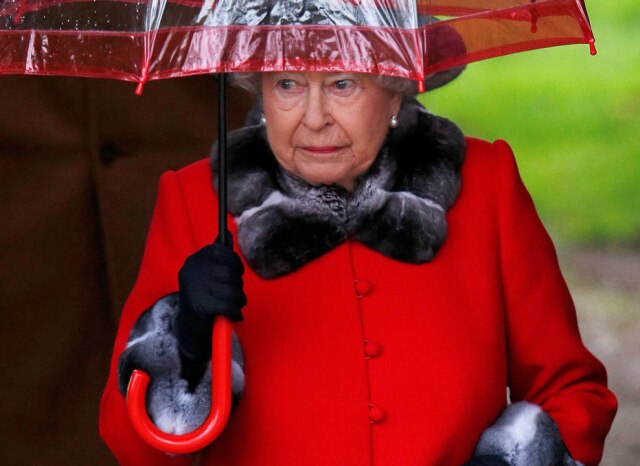 Peter Nicholls/REUTERS Rainha Elizabeth deixando uma igreja na cidade de Sandringham, no dia de Natal, em 2015