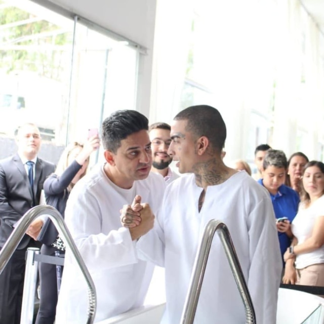 Instagram / @adalphachurch Registro do batismo do cantor foi publicado no Instagram da Assembléia de Deus de Alphaville