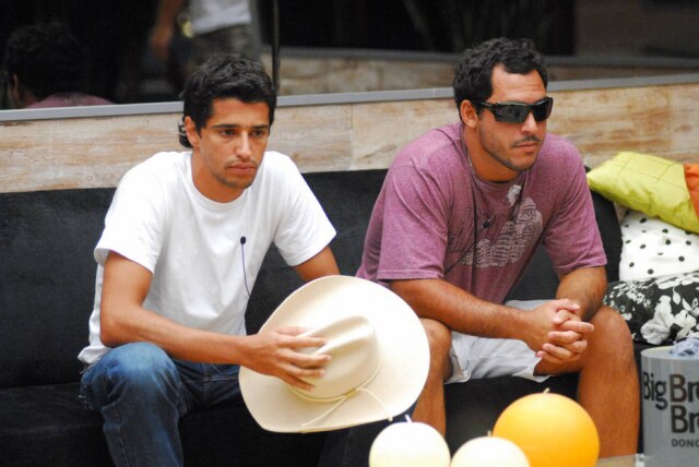 Globo / Divulgação Felipe Cobra (de óculos escuros na foto) entrou na casa do 'BBB 7' de última hora, após a expulsão de Fernando Orozco, que tinha um "laço de parentesco ou amizade" com um alto funcionário da Globo por ser amigo de infância do filho de Willy Haas. Felipe Cobra enfrentou Alberto, o 'Cowboy', que posteriormente sairia do programa com 85% dos votos. Levou a pior com 93% da escolha do público para sair.