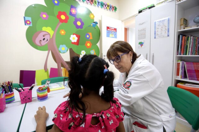 Hélvio Romero/Estadão A Tucca oferece uma sala de aula com professora para que as crianças não fiquem longe dos estudos durante o tratamento.