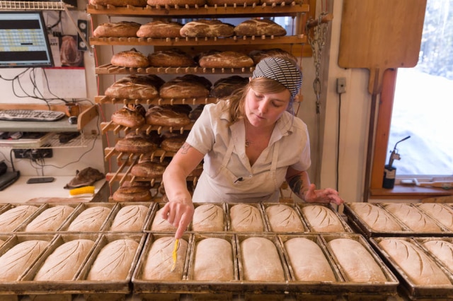 Oliver Parini/NYT Blair Marvin, da Elmore Mountain Bread, batizou seu pão de forma integral de Redentor de Vermont, em homenagem a um tipo de trigo local