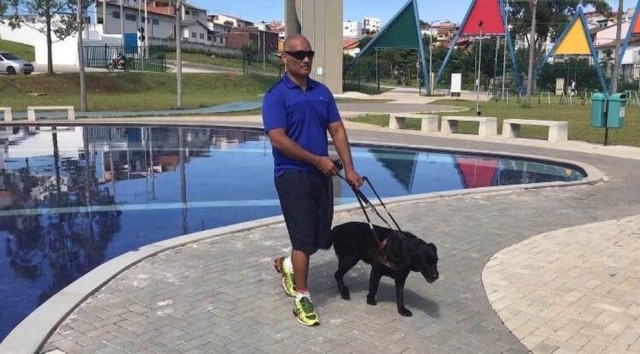 Ricardo Pedroso / Arquivo Pessoal O atleta Ricardo Pedroso junto com Emma, sua cão-guia