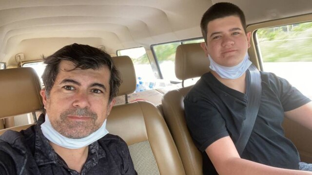 arquivo pessoal Daniel Ribeiro e filho entregam cestas básicas a comunidades carentes