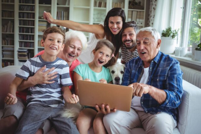 Freepik / @wavebreakmedia A rotina dos idosos foi bastante afetada pela pandemia, e é importante que familiares e amigos mantenham contato com esse grupo