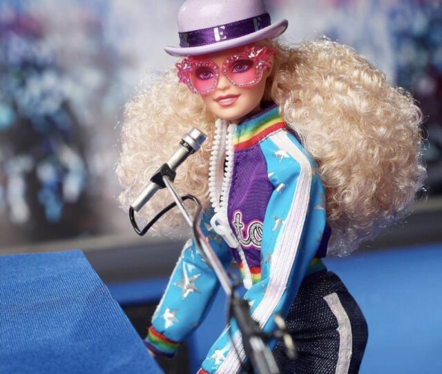 Mattel Elton John anuncia lançamento de Barbie inspirada em looks de sua carreira