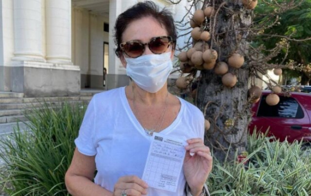 Instagram/ @lilia_cabral Lilia Cabral segurando sua carteirinha de vacinação, após ser imunizada contra a covid-19