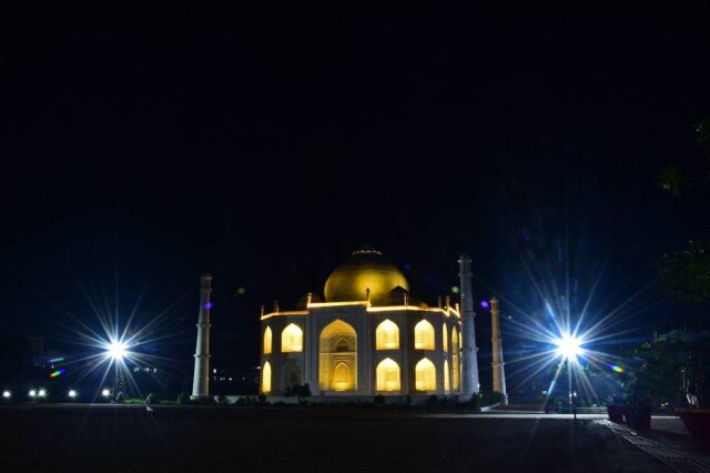 Uma Shankar Mishra / AFP A réplica iluminada do Taj Mahal em Burhanpur, no estado indiano de Madhya Pradesh.