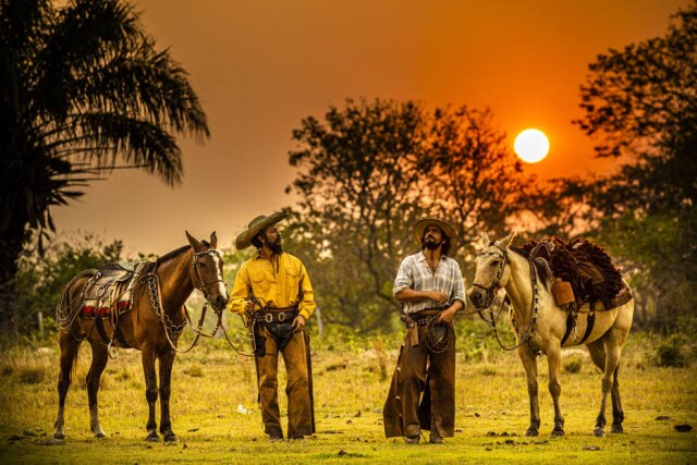 João Miguel Júnior/ Globo Personagens Joventino (Irandhir Santos) e José Leôncio (Renato Góes) na primeira fase da novela 'Pantanal'