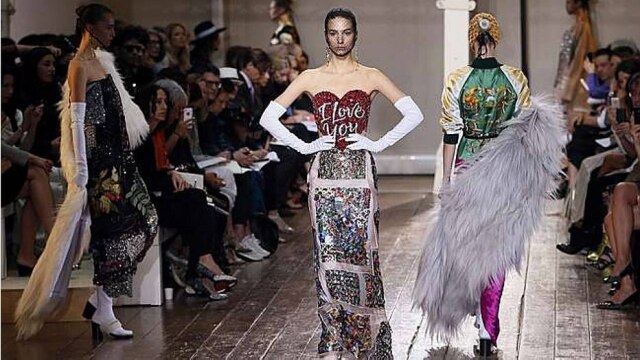AFP Maison Martin Margiela, normalmente minimalista, surpreende e traz coleção que revive "a memória coletiva da alta-costura"