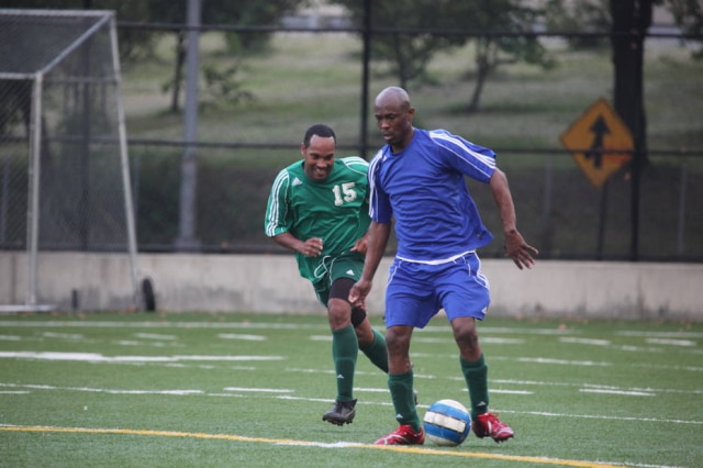 Jonathan Gleich/Creative Commons No futebol, o aumento da força e da massa muscular se destaca, já que trabalha a panturrilha, as coxas, os glúteos as costas e o abdome.