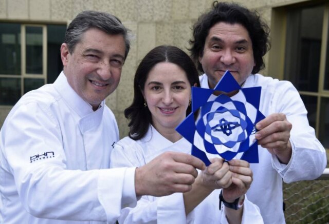 Ander Gillenea|AFP Joan Roca, Elena Arzak e Gastón Acurio juntos em prêmio basco.