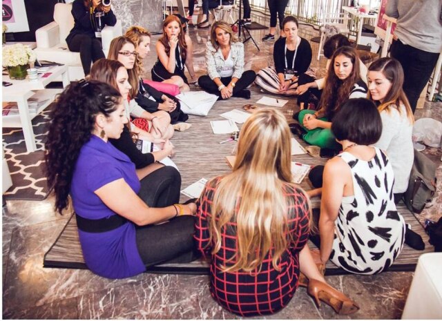 NYT Shelley, de costas, no evento Forbes 30 Under 30. "A abordagem dela é muito colorida, mas há pesquisas que comprovam o que ela está fazendo", diz Nancy Rothbard, professora da Wharton School. "Para mulheres terem sucesso no trabalho, pesquisas apontam que é preciso mostrar competência e ser calorosa"