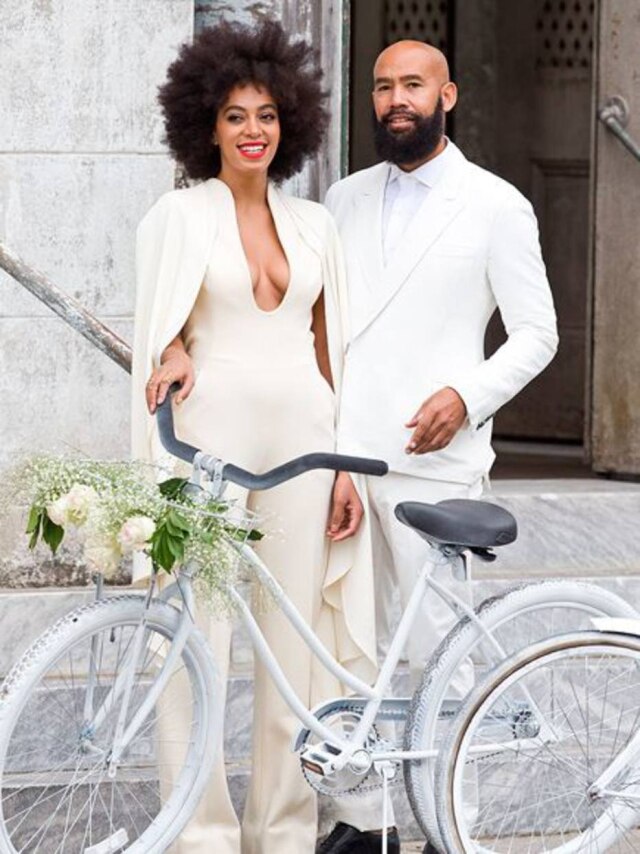 Reprodução/Stéphane Rolland Para chegar na igreja que aconteceria seu casamento, a cantora Solange Knowles escolheu macacão branco Stéphane Rolland