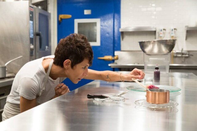 Melissa Moseley|Netflix|Divulgação A chef Dominique Crenn acredita que não está servindo um menu, e sim sua alma