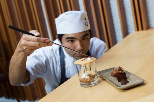 Criativo. Tadao finaliza prato do menu-degustação servido às segundas no restaurante UN, onde cada semana apresenta uma nova sobremesa