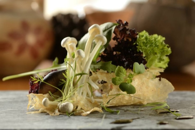 A salada de cogumelo enoki e tronco de mandioca com grana padano