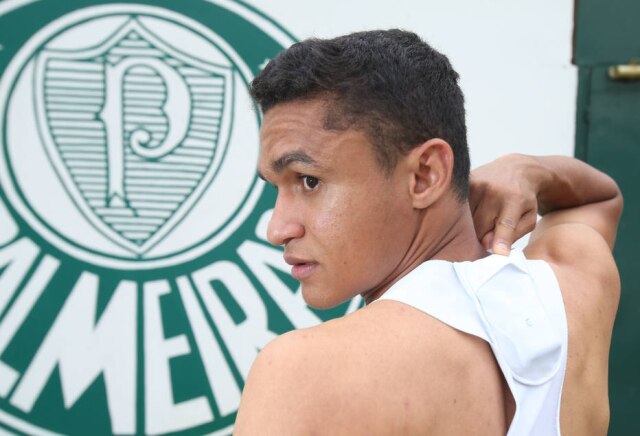 JF Diorio/Estadão O atacante Erik mostra onde se localiza o aparelho de GPs utilizado para monitoramento de dados analisados pela comissão técnica do Palmeiras. Esse tipo de serviço é oferecido pela empresa brasileira One Sports e por gigantes como a australiana Catapult