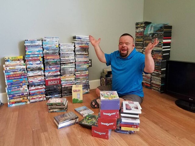 facebook.com/MarkOrsillo/ Mark e sua nova coleção de filmes, conquistada com a ajuda de moradores da cidade de Oroville, na Califórnia.
