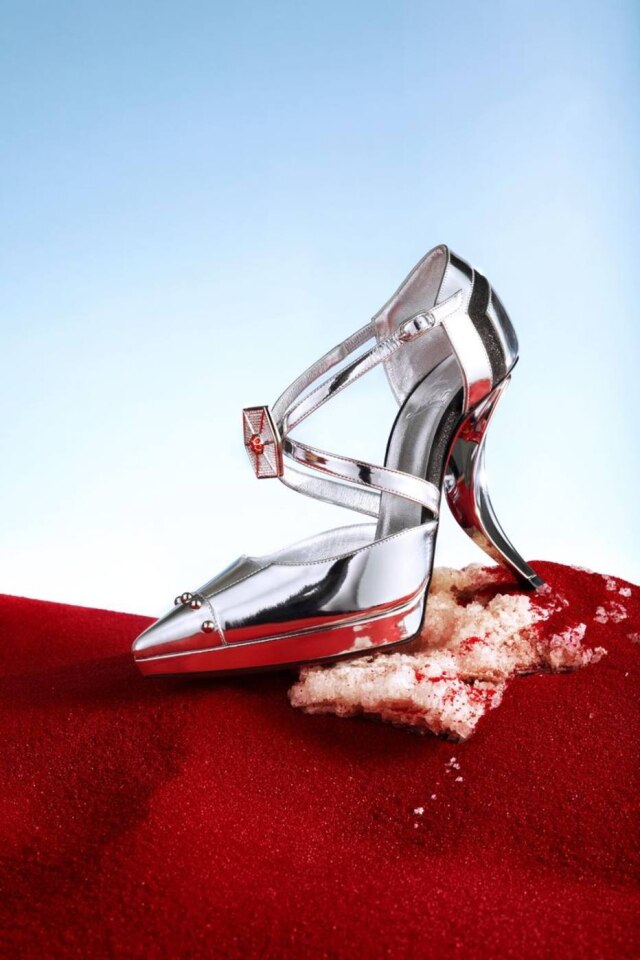Divulgação/ Christian Louboutin O modelo prateado representa a personagem Capitã Phasma, da atriz Gwendoline Christie