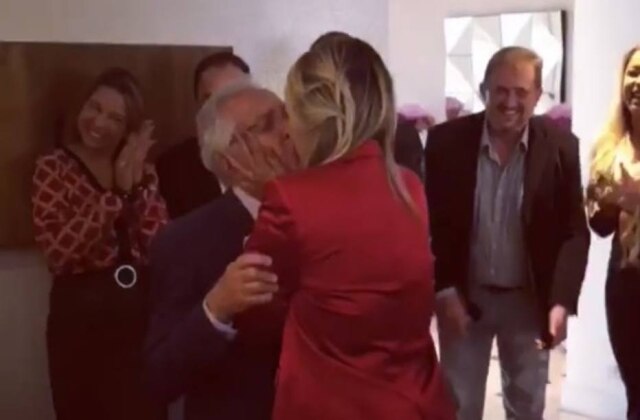 Instagram / @drarenata_domingues Carlos Alberto de Nóbrega beija Renata durante o casamento