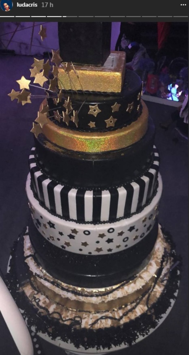 Instagram Bolo da luxuosa festa.