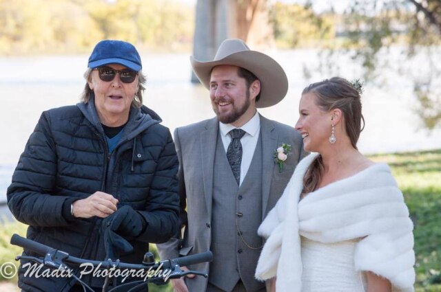 Laurie Dixon and Tamara Large of Madix Photography Paul McCartney estava pedalando pelo local onde casal era fotografado e participou das fotos do casamento.