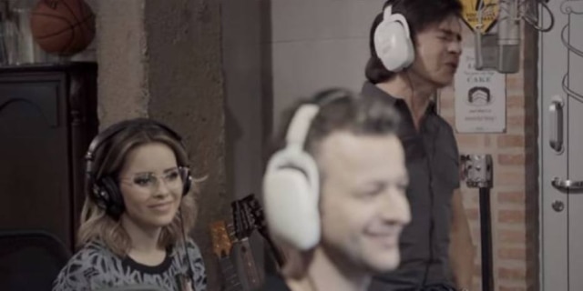 Reprodução/ YouTube/Sandy Os cantores Sandy, Xororó e Lucas Lima.