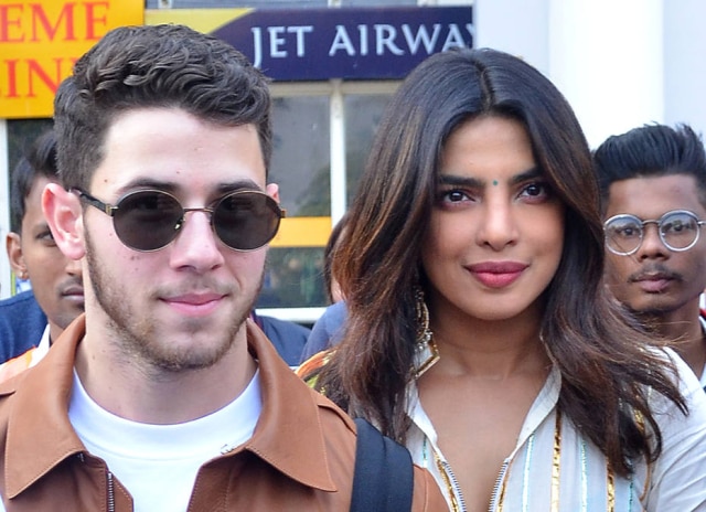 Stringer/Reuters Nick Jonas e Priyanka Chopra na chegada ao aeroporto em Jodhpur, na Índia.