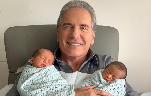 Instagram / @robertoljustus Roberto Justus com Sienna e Chiara, suas netas gêmeas.