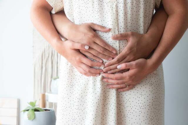 Unsplash/@johnlooy Na cesárea, algumas medidas que colocam a mulher como protagonista do parto fazem o procedimento ser mais humanizado.